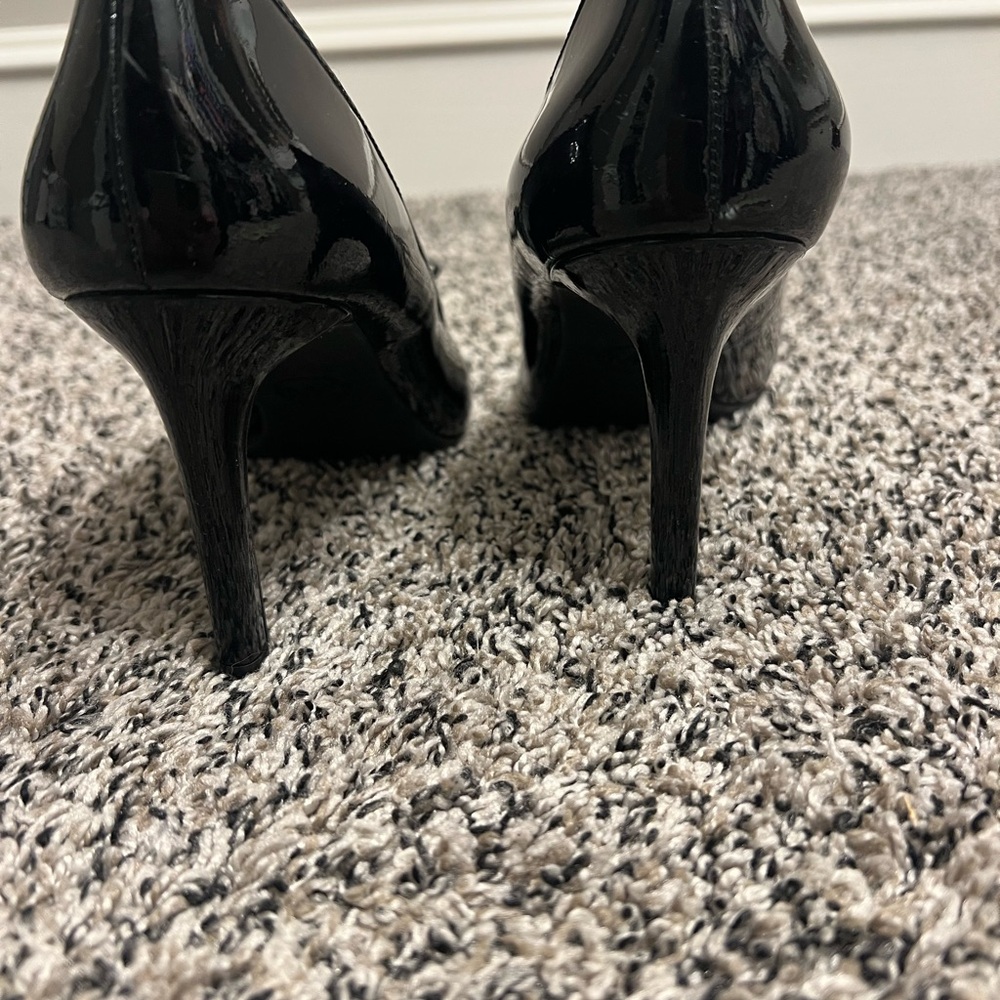 Never Worn. Michael Kors Bella Flex Black Patent Leather Pump with Bow Detail. - Picture 4 of 4